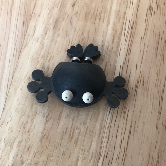 Aarikka Finland Wooden Frog Brooch - Picture 1 of 3